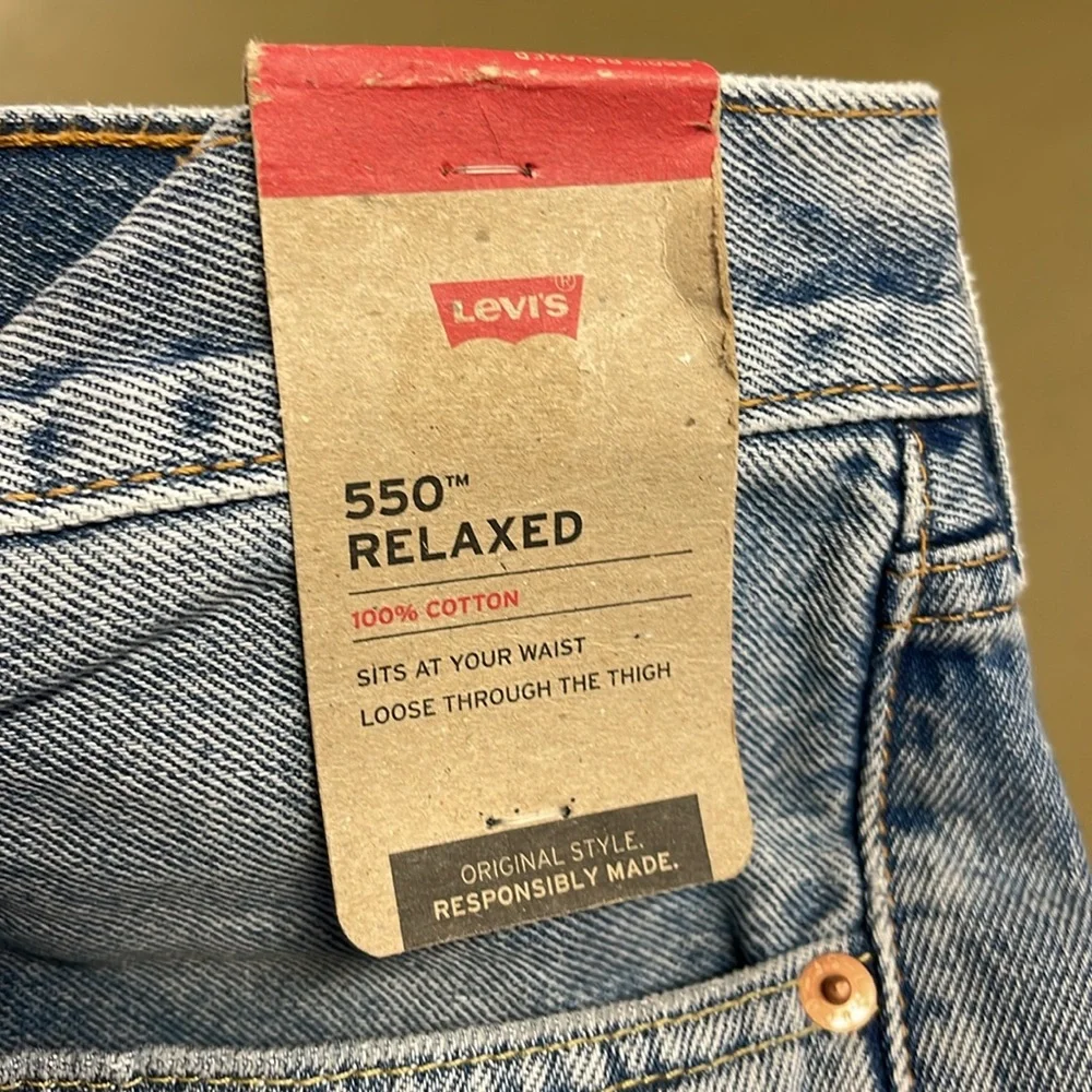Levi’s 550 RELAXED Light Wash Distressed Jeans NWT 34/30